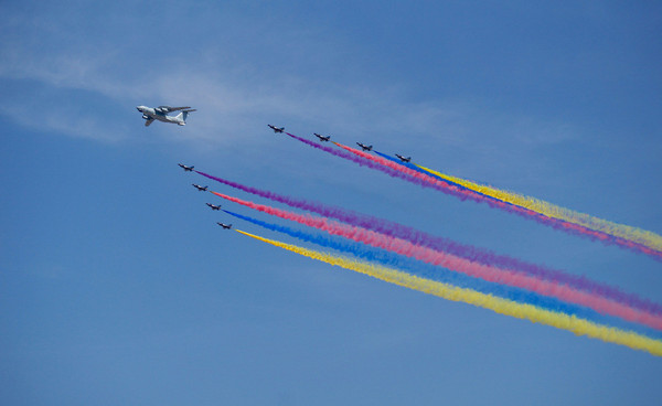 国庆阅兵飞机彩色的烟图片